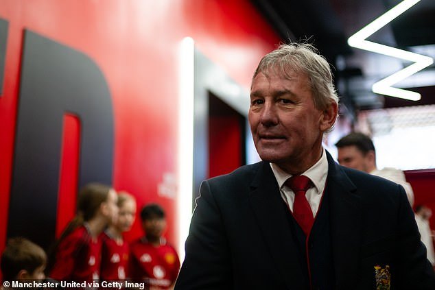 Cómo la leyenda inglesa BRYAN ROBSON advierte a las estrellas del Man United sobre los peligros de los estafadores malvados y los oportunistas oportunistas, como parte de su cruzada para salvar a los futbolistas de la ruina financiera.