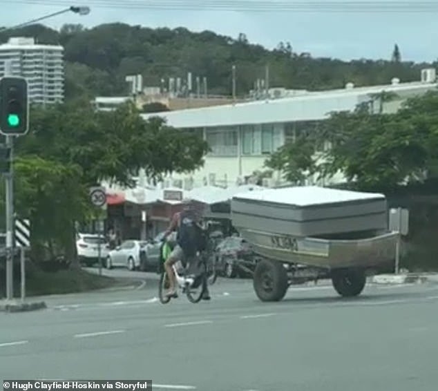 Momento viral: Un ciclista arrastra un bote lleno de colchones por Gold Coast en una bicicleta Lime, pero la historia detrás enfurece a los lugareños