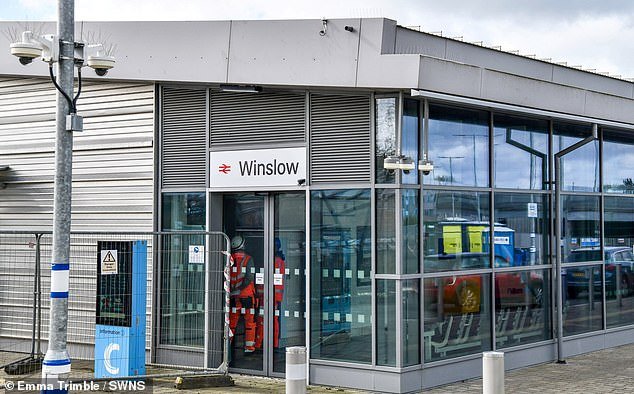 Ira porque los viajeros no pueden tomar un tren desde la estación de £ 5 millones que aún no ha abierto a pesar de haber sido construida hace 16 MESES.