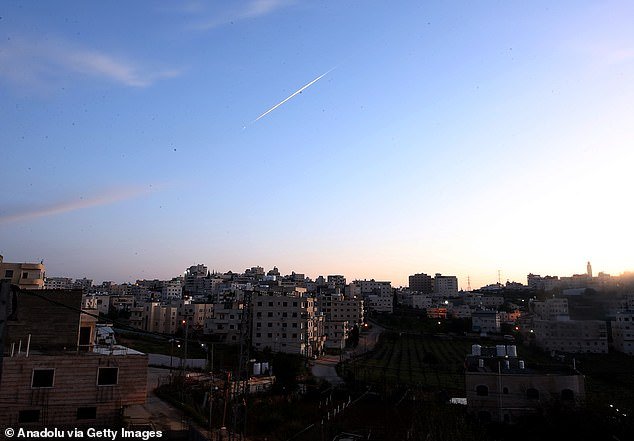 Cómo la ‘Puerta de las Lágrimas’ podría convertirse en el próximo cuello de botella global crítico mientras los hutíes amenazan con bloquear rutas marítimas clave