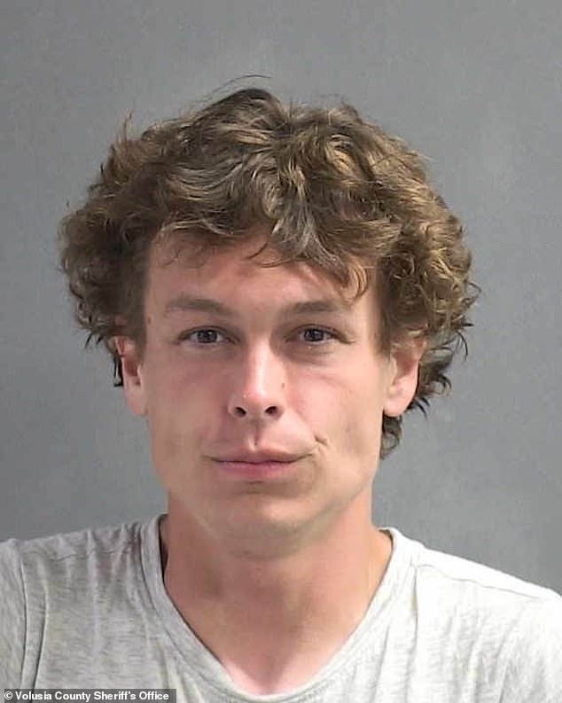 Increíble momento en que la policía persigue al sospechoso en tablas de remo después de que intenta alejarse nadando