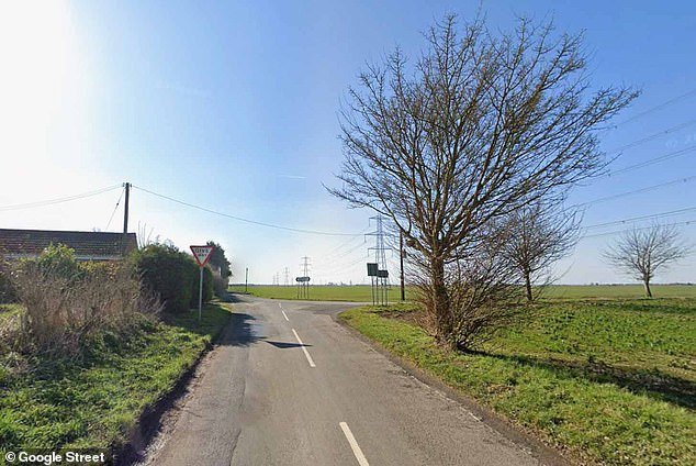 Un estudiante de 13 años y dos hombres, de 44 y 48 años, mueren al estrellarse su coche contra un árbol; la chica de 15 años se encuentra en estado crítico