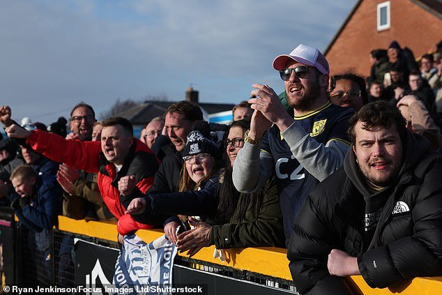 ‘¡Vamos a Wembley dos veces!’: Una visión del renacimiento del Southend United: cómo el club fue rescatado de su ‘espiral de muerte’ bajo Ron Martin y por qué los fanáticos finalmente sienten que los Shrimpers están vivos nuevamente, escribe IAN HERBERT