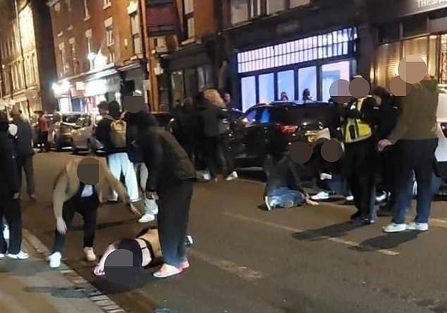 Imágenes inquietantes muestran las secuelas del accidente automovilístico en Derby mientras dos víctimas abandonan el hospital y la policía continúa interrogando al sospechoso.