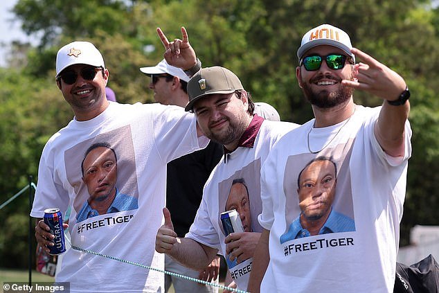 Los fanáticos del golf usan camisetas con fotografías policiales de Tiger Woods en un evento del PGA Tour, días después de su impactante arresto por conducir en estado de ebriedad.