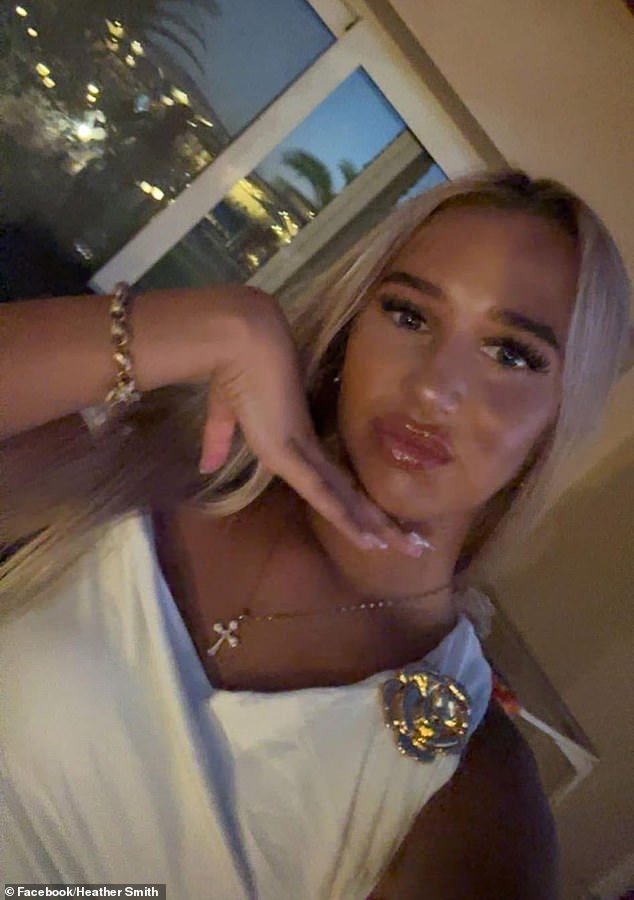 Una joven de 16 años que murió tras ser encontrada inconsciente en la calle en Leeds fue apuñalada por la espalda, mientras que cuatro personas fueron arrestadas por “asesinato”.