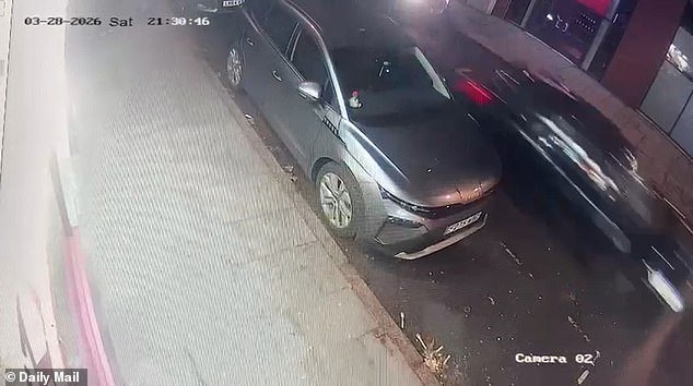 Actualmente, el sospechoso del accidente automovilístico está “huyendo de la escena” después de “chocar contra los peatones” en el centro de la ciudad de Derby.