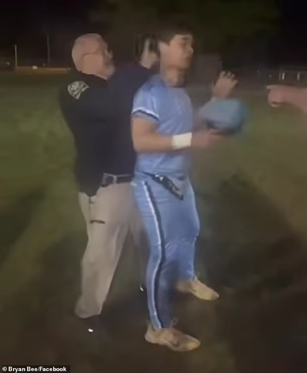 Momento impactante: un policía escolar golpea a un joven jugador de béisbol en la cabeza con su Taser frente a padres enojados