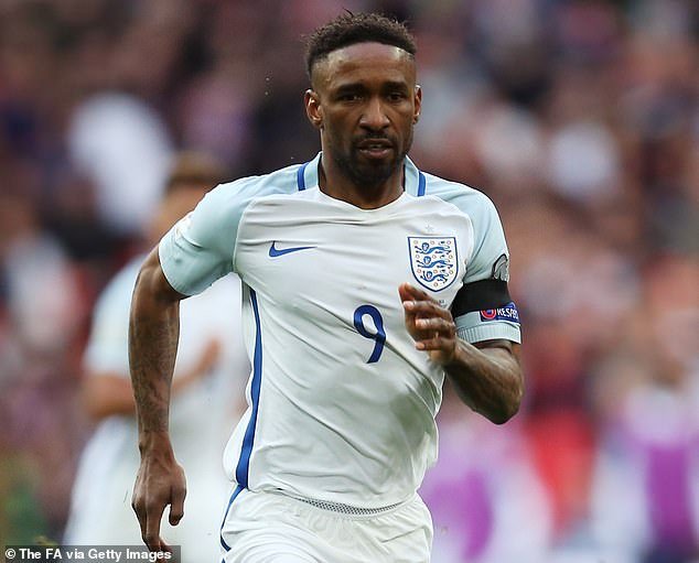Jermain Defoe recibe un nuevo trabajo sorpresa cuando la ex estrella de los Spurs e Inglaterra de 43 años es designada como el primer entrenador de un equipo fuera de la liga.