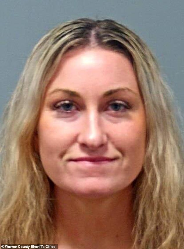 Una mujer sonriente descubre su destino cuando abre fuego en una fiesta en casa en la bruma del triángulo amoroso.