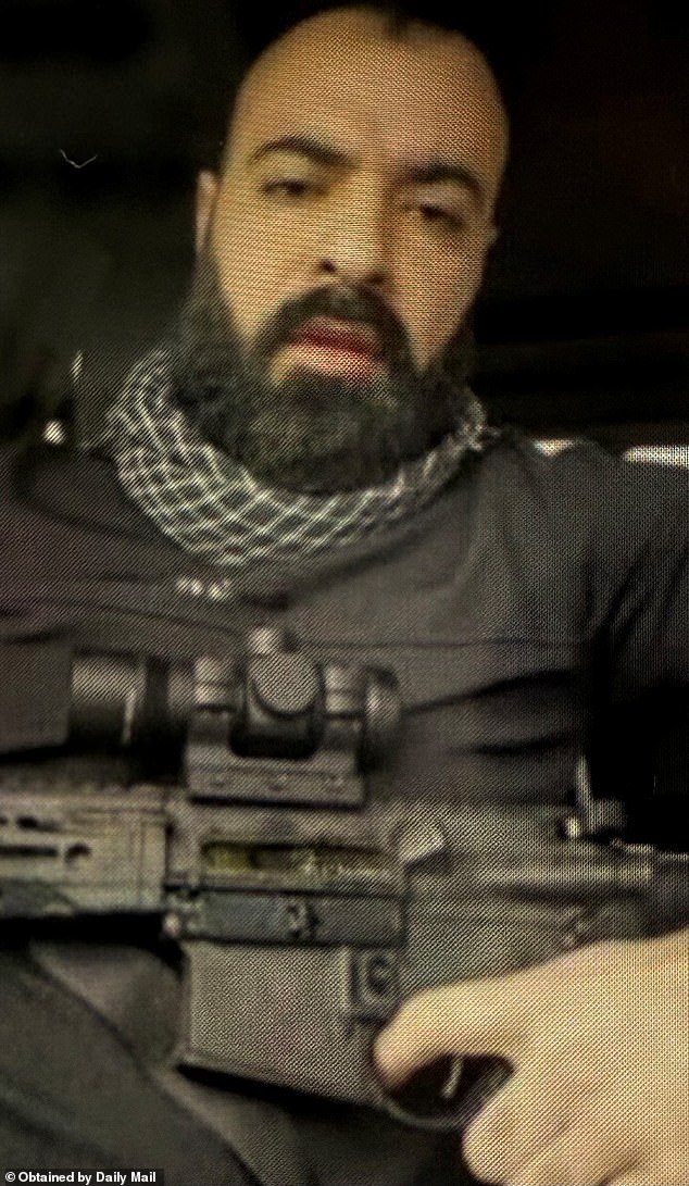 Un vídeo escalofriante muestra al tirador de la sinagoga de Michigan embistiendo un coche contra un templo y dándose una charla de ánimo poco antes del ataque.