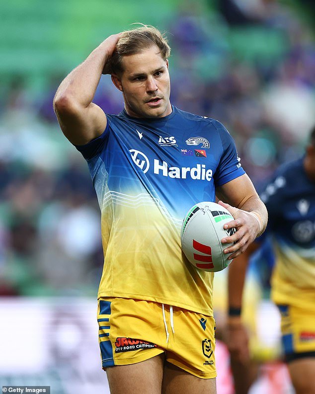 La estrella del fútbol está presentando una demanda por $1 millón acusando a la policía de casi arruinar su carrera al MENTIR en sus juicios por violación.