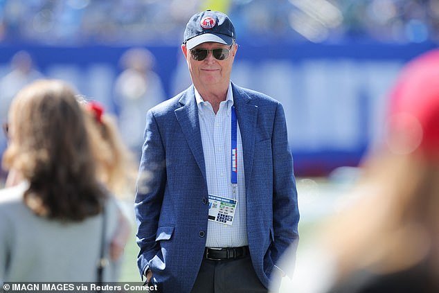 El propietario de la NFL, enfermo de cáncer, hace una aparición inesperada en la reunión de la liga… pero Epstein, su socio, apunta a un comienzo turbio para la temporada 2026