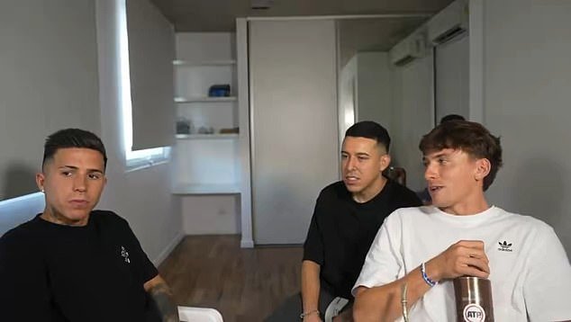 Los fanáticos del Chelsea se están volviendo contra Enzo Fernández luego de nuevos comentarios sobre su futuro en el servicio internacional, después de que Liam Rosenior atribuyó su sugerencia de movimiento a una “mala traducción”.