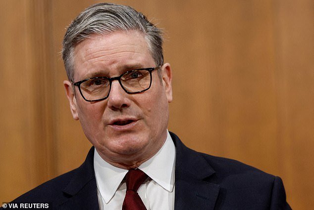 Escasez de diésel “en cuestión de semanas”, mientras los expertos advierten que el shock energético será peor que el de la década de 1970, mientras Reeves implora a los estados que no corten el suministro de Gran Bretaña acaparando petróleo y gas.