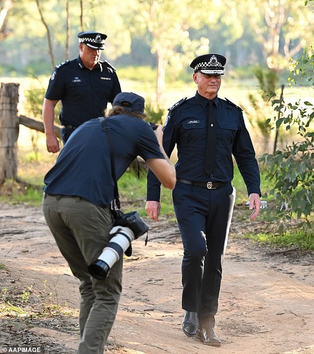 La serie de preguntas que los policías DEBEN responder gira en torno a los siete misteriosos meses de fuga del fugitivo buscado Dezi Freeman antes de terminar en un acalorado enfrentamiento con la policía en su remoto escondite.