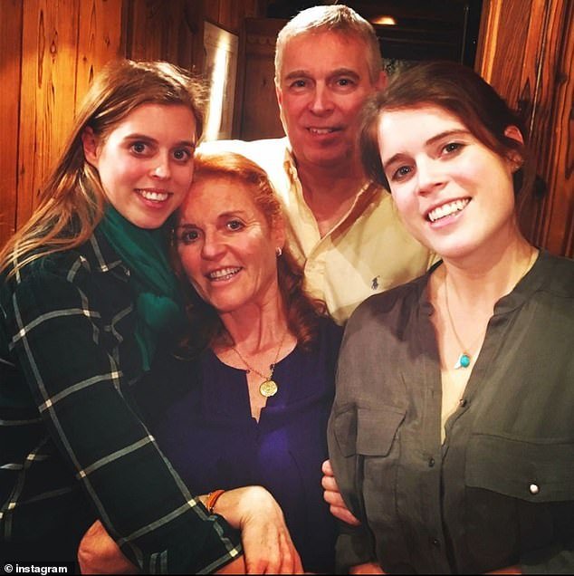 Los problemas de deuda de Sarah Ferguson son ridiculizados en los archivos de Epstein cuando un amigo financiero pedófilo le cuenta el chiste sobre que Andrew ‘vendió a sus hijas’.