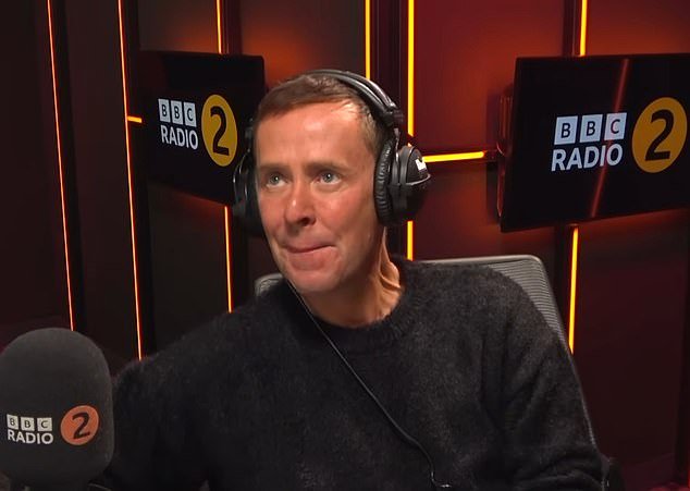 Corredores y ciclistas propuestos para reemplazar a Scott Mills: Vernon Kay es el favorito, mientras que Rylan Clark y Claudia Winkleman también están en la carrera después del despido de la estrella de BBC Radio 2.