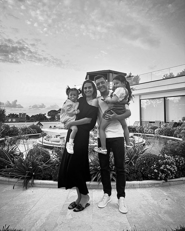 Perspectivas sobre la nueva vida de Mesut Özil en Estambul: la vida en una megavilla de 10 millones de dólares, cómo el presidente turco Recep Tayyip Erdogan se convirtió en el “abuelo” de sus hijos y por qué la disputa del Real Madrid significa que no ha hablado con su padre en 13 años