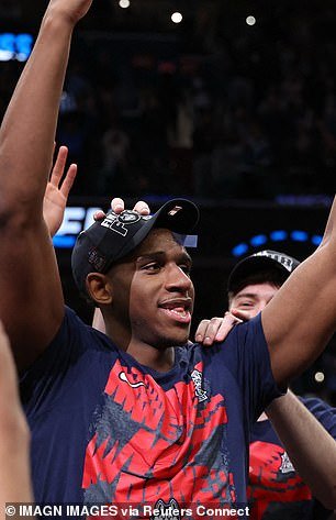 Los equipos de baloncesto de la UConn abandonan la tienda de muebles de Connecticut con una ENORME pérdida debido al éxito de March Madness