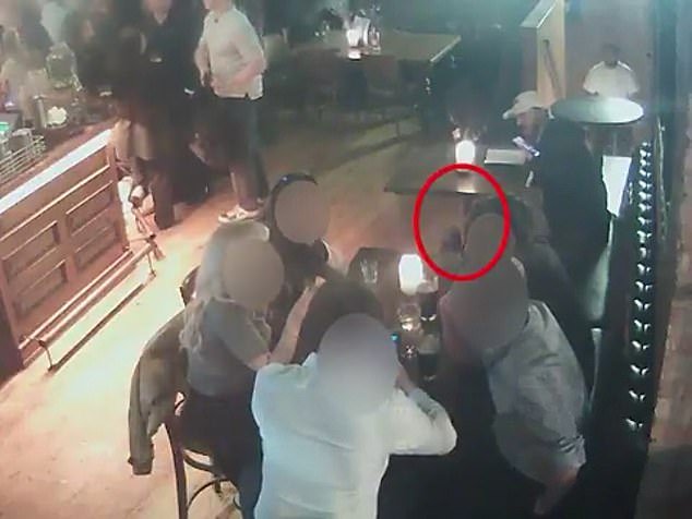 momento en que un descarado ladrón argelino cambia en secreto su bolso por una computadora portátil de £ 1,700 debajo de una mesa en un bar lleno de trabajadores borrachos de la ciudad