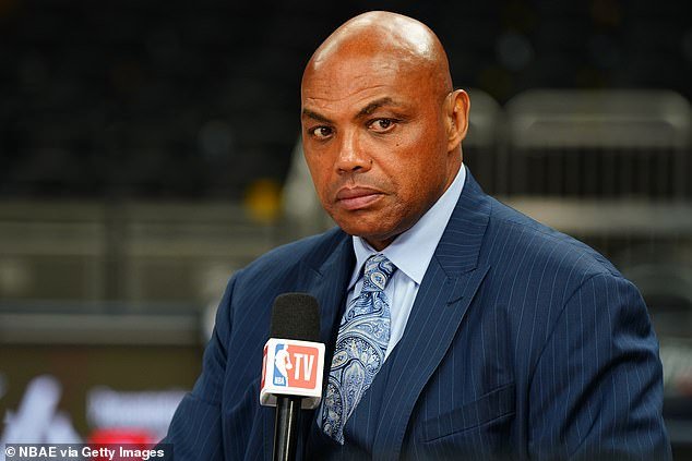 La perorata de Charles Barkley sobre “inmigrantes golpeando a policías” resurge después de un discurso salvaje en CBS durante March Madness