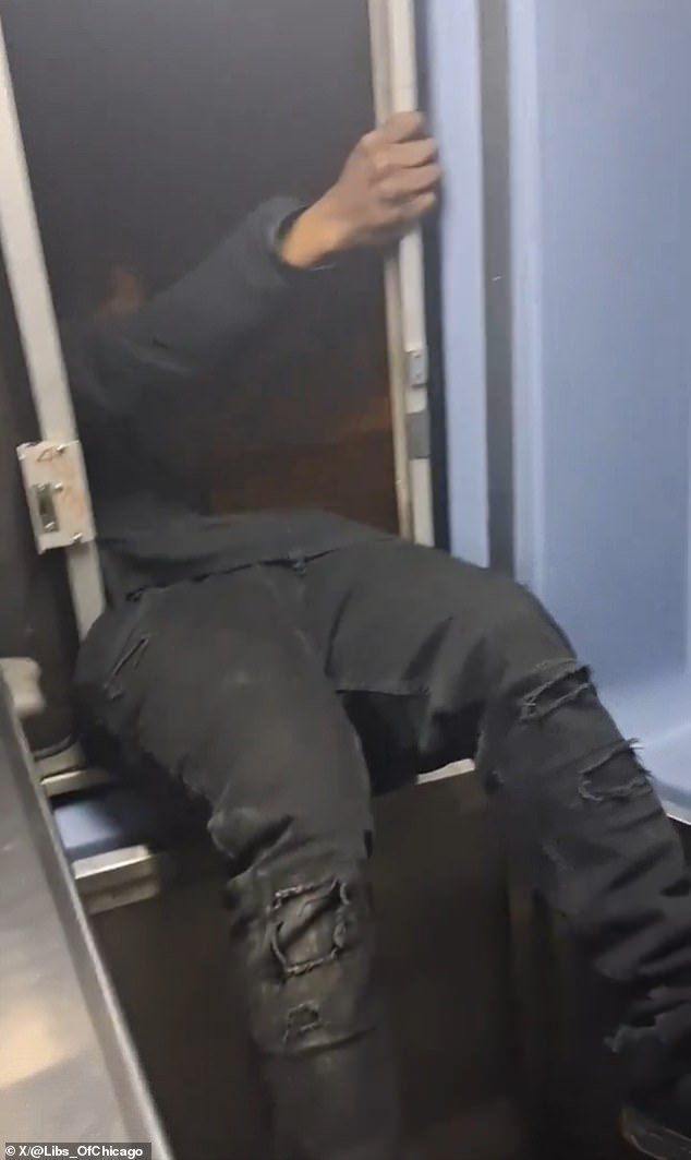 Un viajero idiota de Chicago fue filmado animando y riendo mientras colgaba la mitad de su cuerpo por la ventana de un TREN a alta velocidad.