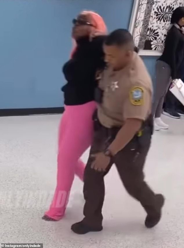 Caos en el aeropuerto de Miami después de que tres mujeres intentaran abordar un vuelo de Frontier con equipaje extra