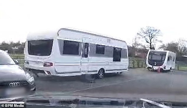 Con el inicio de las vacaciones de Semana Santa, los viajeros instalan sus caravanas y camiones en el popular parque rural