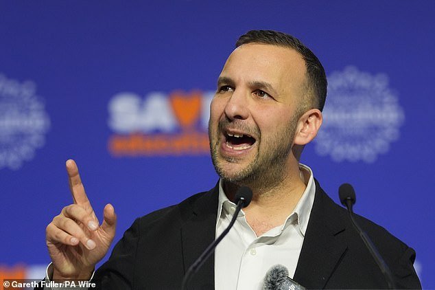 Polanski habla de aumentar los salarios de los docentes, recortar los exámenes y luchar contra los extremistas de derecha, gravando a los ricos para pagarlo todo.