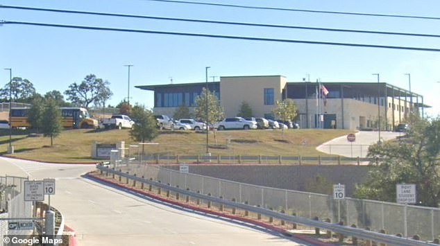 Un niño de 15 años murió después de dispararle a su maestro en una escuela secundaria de Texas, dijo la policía