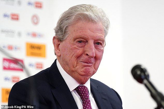 Roy Hodgson, de 78 años, descarta quedarse a largo plazo en el Bristol City después de su sorprendente regreso a la dirección, ya que el ex entrenador de Inglaterra insiste en que “soy demasiado VIEJO”.