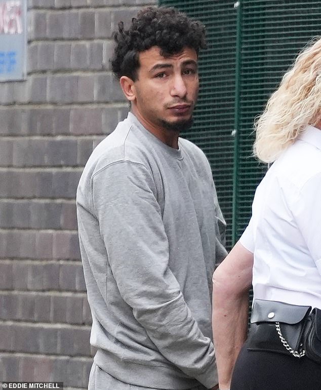 Un solicitante de asilo conversó con una mujer rubia en un club nocturno antes de “apuntar a una mujer borracha y violarla en la playa de Brighton”, según escuchó un tribunal