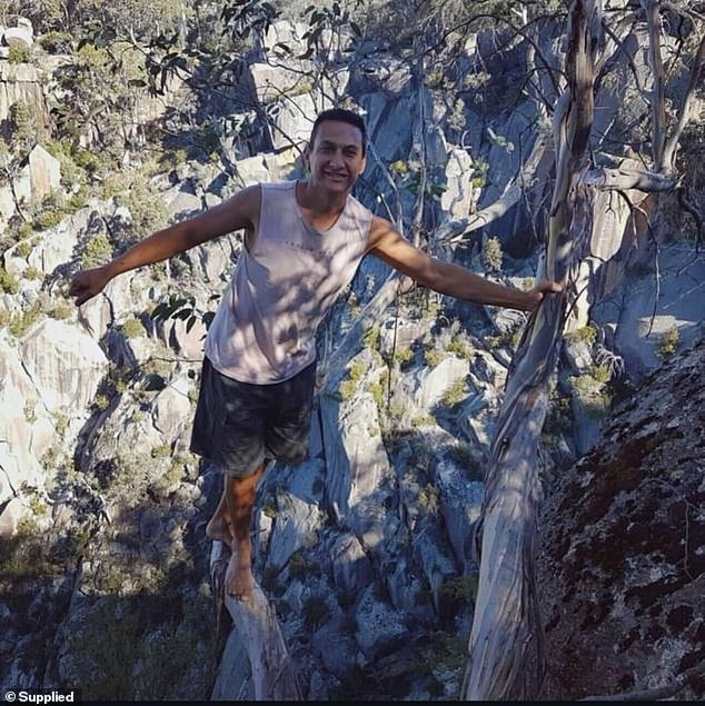 Después de que Dezi Freeman es asesinado a tiros en un campamento remoto, comienza una nueva persecución, cuando la policía revela a quién están buscando.