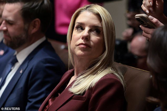 La administración Trump está demandando a Minnesota por atletas trans en deportes femeninos, mientras Pam Bondi denuncia “políticas defectuosas”.