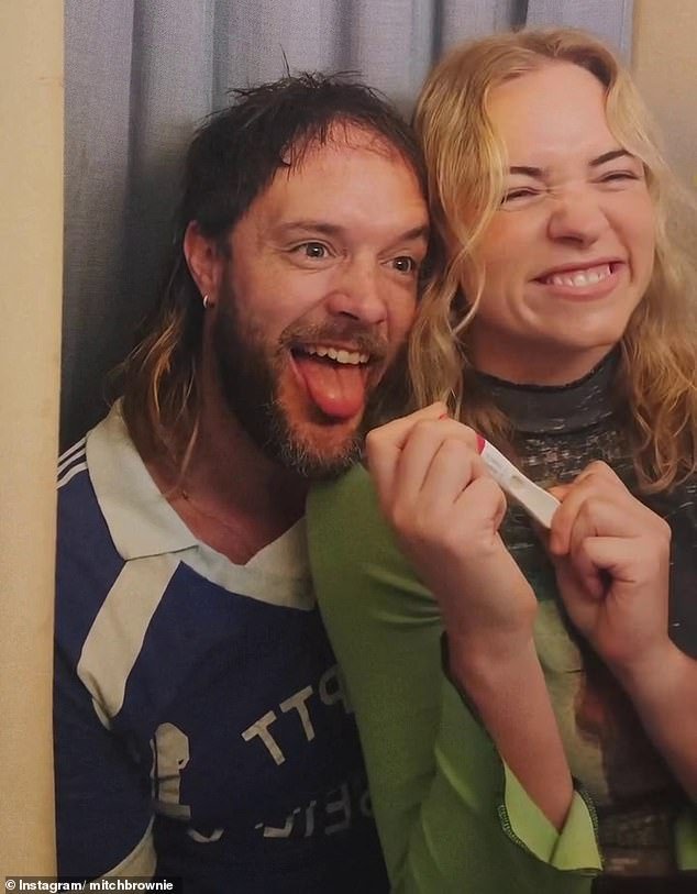 La estrella del fútbol Mitch Brown lanza una bomba sobre su bebé después de hacer historia al declararse bisexual