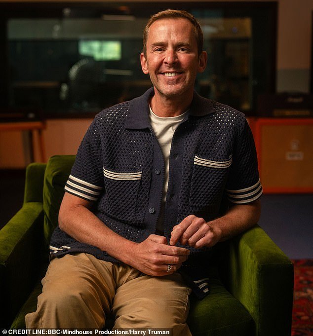 “Caos absoluto” en la BBC afectada por la crisis cuando Scott Mills se convierte en otro presentador afectado por el escándalo que será despedido: resulta que estaba “siendo investigado por la policía por delitos sexuales graves contra adolescentes en 2016”.