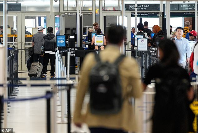 Las filas de la TSA FINALMENTE se están acortando mientras Trump les da a los trabajadores cheques de pago dobles para poner fin a semanas de caos en el aeropuerto.