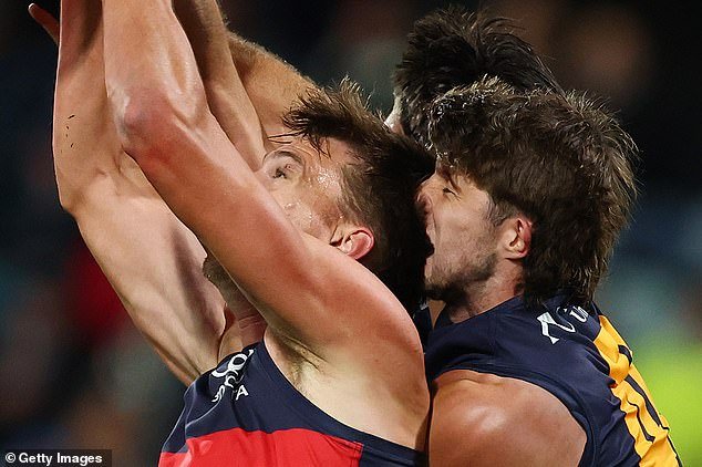 La leyenda del fútbol acusa a la estrella de la AFL de seguir con “matones matones” después de que se enfrentara a una escena durante el partido.
