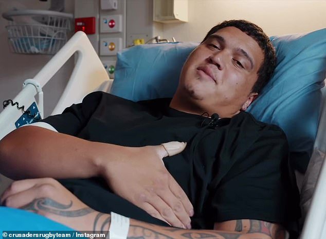 Footy, un hombre duro, revela que su enfermedad lo dejó tan devastado que no quería que su pequeña hija “me viera con tanto dolor”.