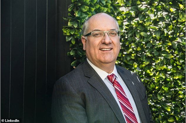 Abogado de Sydney acusado de facturar más de 30 HORAS en 24 horas en un explosivo escándalo de honorarios de 10 millones de dólares