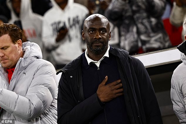 Los rivales de Inglaterra en el Mundial están en crisis tras despedir a su entrenador apenas diez semanas antes del torneo.