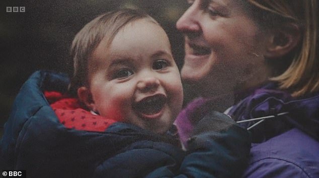 Padres británicos revelan que clínicas de FIV en el extranjero les dieron el esperma equivocado para concebir a sus hijos.