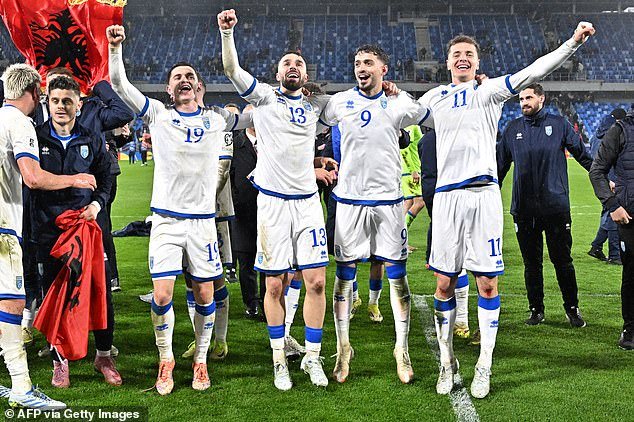 El país futbolístico más joven está al borde de un cuento de hadas para la Copa del Mundo: una pequeña nación a la que hasta hace una década sólo se le permitía participar en amistosos no oficiales puede clasificarse ESTA NOCHE, ¡y cuenta con el sexto mejor delantero de Europa!