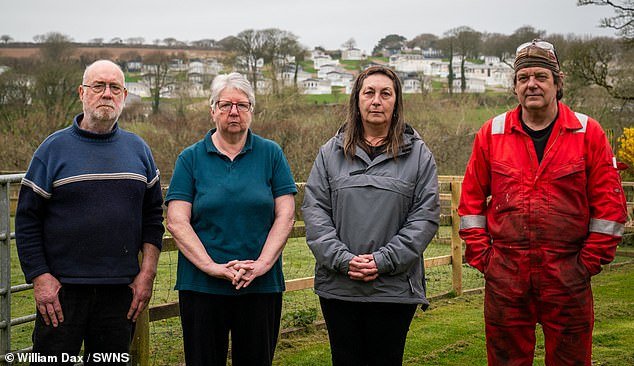 Las familias se quejan de que no pueden utilizar los jacuzzis del jardín porque el nuevo parque de vacaciones invade su privacidad.