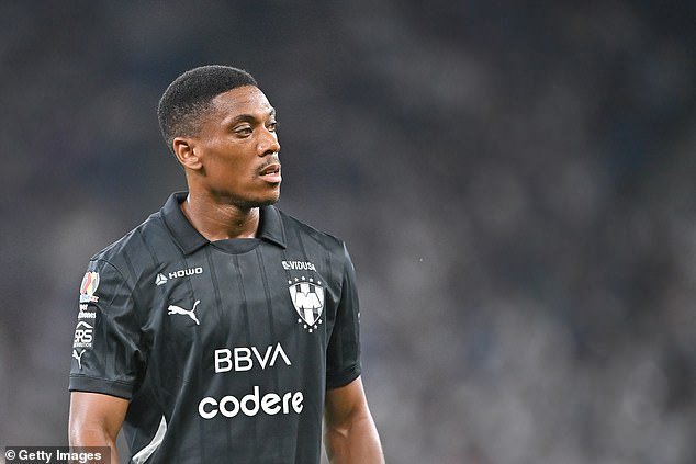 La ex estrella del Man United de £ 36 millones, Anthony Martial, alcanza un nuevo mínimo cuando su último club lo BANDA por rabietas en la línea de banda, anotando solo un gol en 21 juegos.