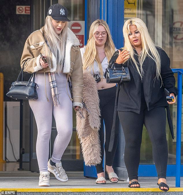 Dos mujeres que, borrachas, destrozaron el vestíbulo del hotel serán excluidas de TODOS los pubs, bares, discotecas y hoteles del Reino Unido.