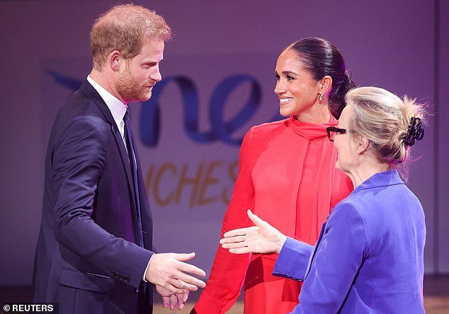 Una organización benéfica británica respaldada por celebridades como Harry y Meghan recompensó a madres e hijas con más de 500.000 libras esterlinas en un año, según muestran las cuentas, después de que los reguladores iniciaran una investigación sobre los salarios.