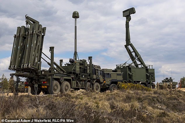 Gran Bretaña está enviando sistemas de defensa aérea a sus aliados del Golfo mientras los ataques con misiles y drones iraníes continúan apuntando a la infraestructura de energía natural.