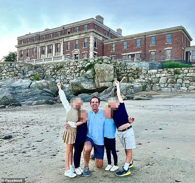 La vida perfecta del magnate en el palacio de playa de Nueva Inglaterra valorado en 20 millones de dólares que comparte con su marido y dos adorables gemelos se hizo añicos cuando un extraño vestido con pasamontañas apareció a las 5:50 a.m.